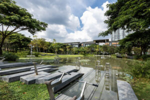 Se construyó un estanque de retención para proporcionar un espacio verde en Bangkok, Tailandia, reducir la presión sobre el sistema de tratamiento de aguas residuales de la ciudad y reducir el riesgo de inundación.