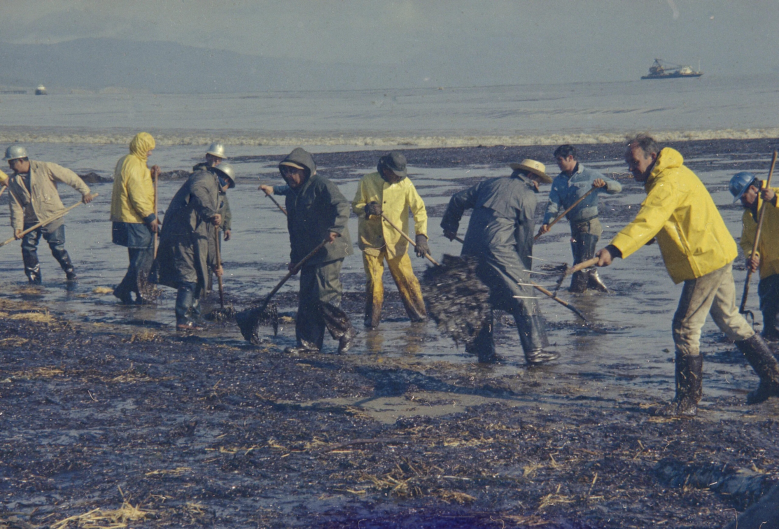 una plataforma petrolera de Santa Bárbara arrojó más de 200,000 galones de petróleo al océano