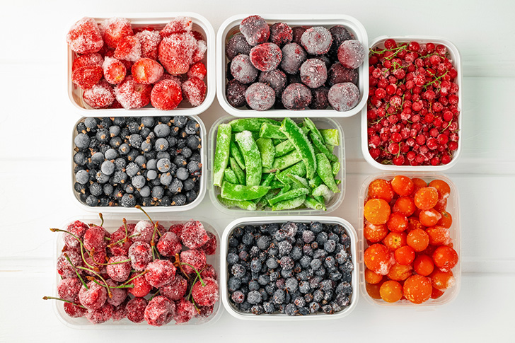 Envases con frutas y verduras congeladas