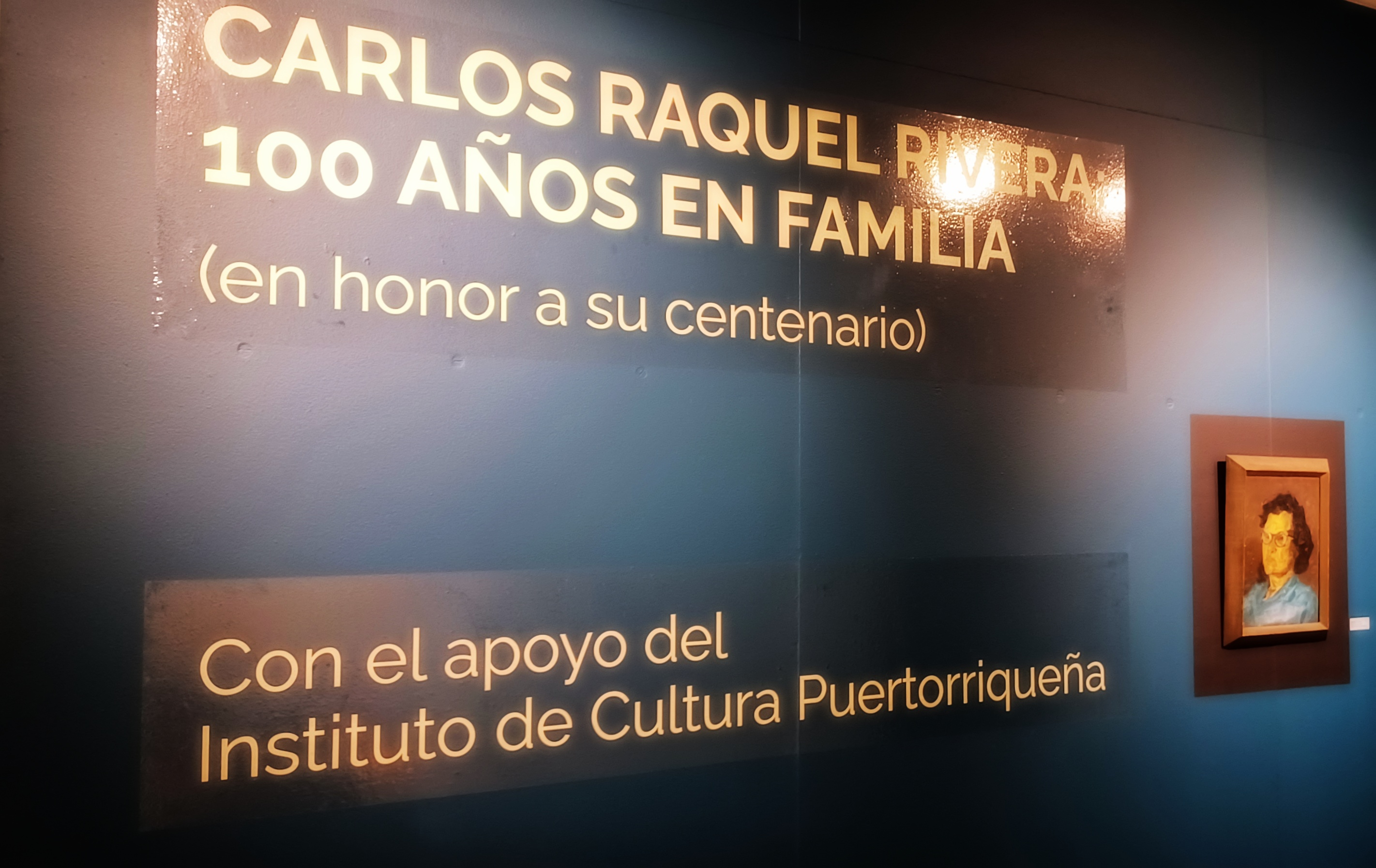 Mirada íntima y familiar al artista Carlos Raquel Rivera en la muestra, 100 años en familia en la Galería de Arte de la UPR de Carolina | Foto de Conexión Puerto Rico